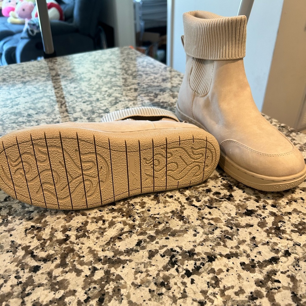 Men's Beige Ribbed Ankle Boots - Picture 3 of 3